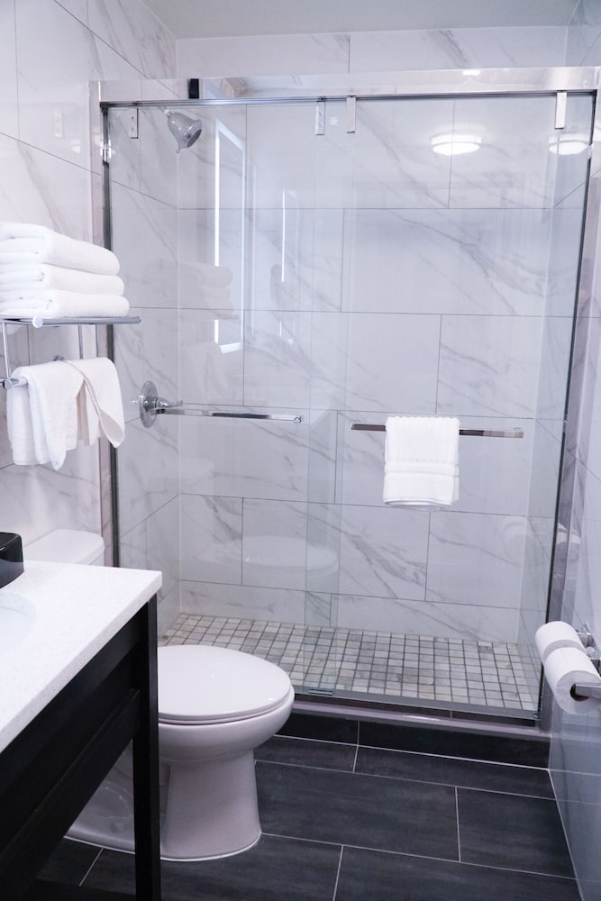 Фото Lotus Blu Inn & Suites