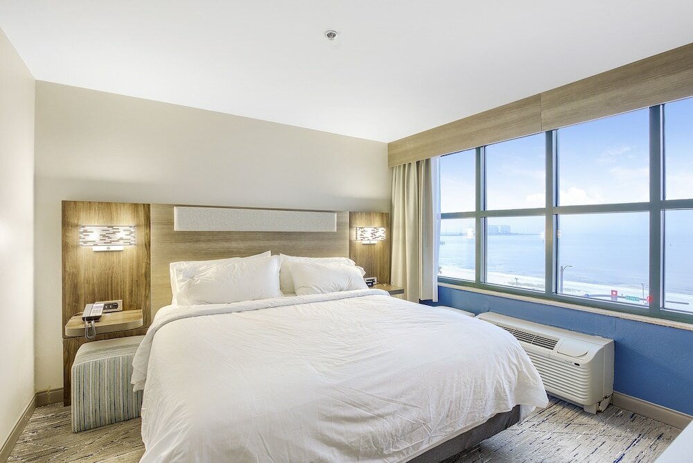 Фото Holiday Inn Express Gulfport Beach, an Ihg Hotel