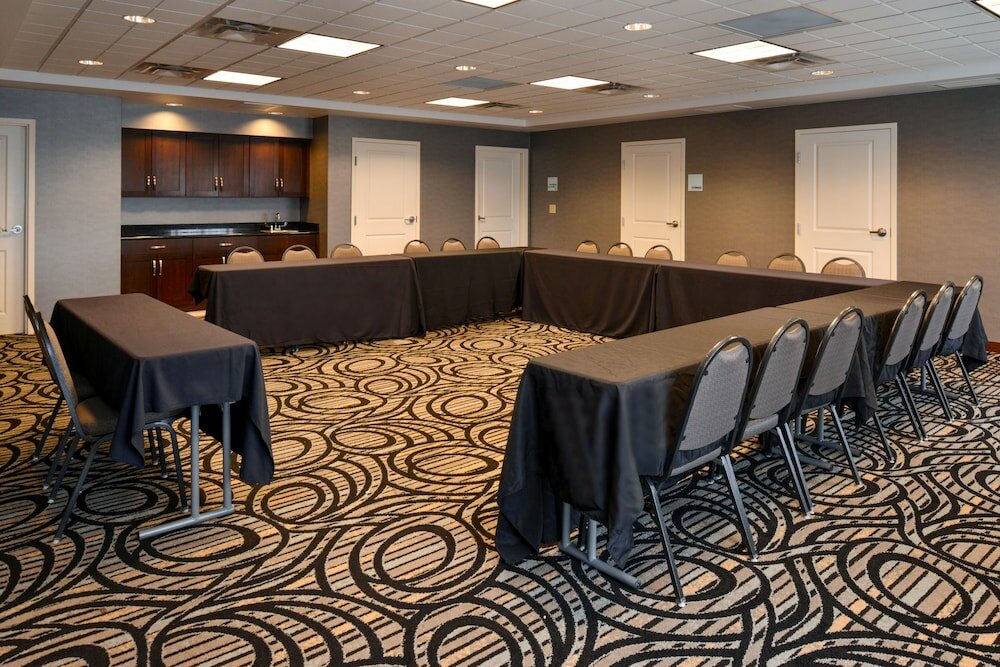 Фото Holiday Inn Express & Suites Greenfield, an Ihg Hotel