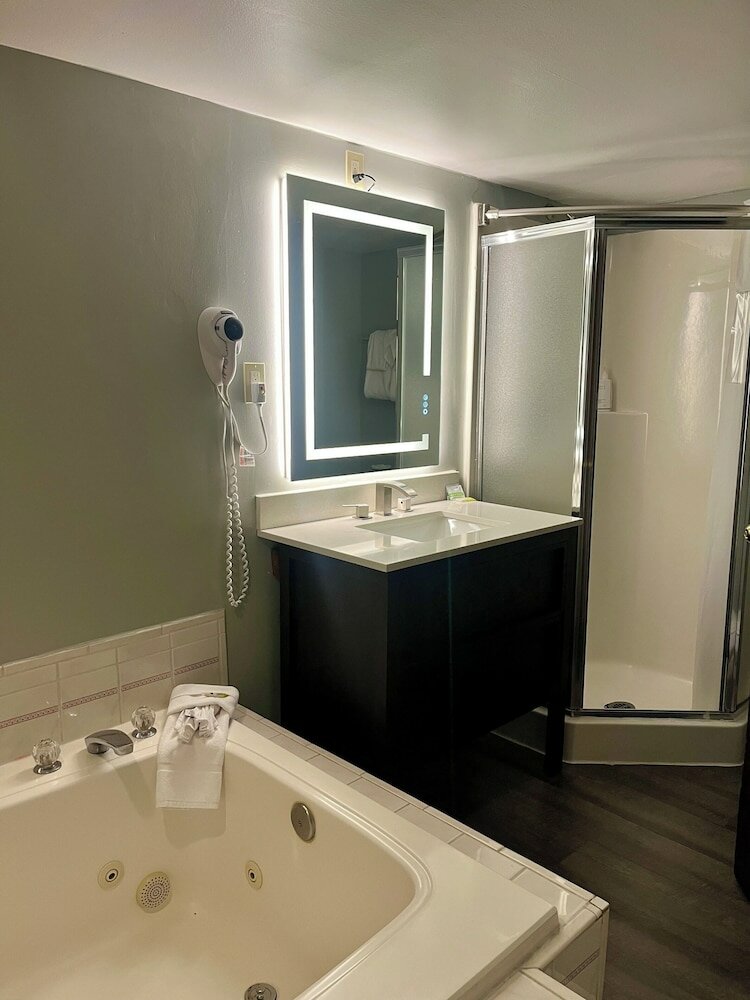 Фото Days Inn by Wyndham Seatac Airport