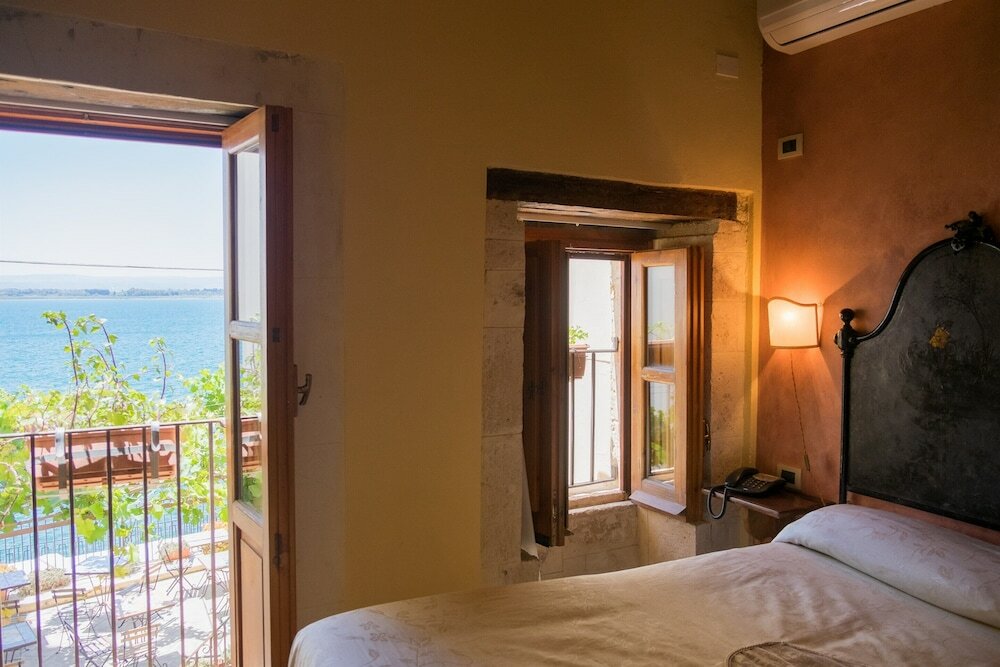 Фото Charme Hotel Henry's House