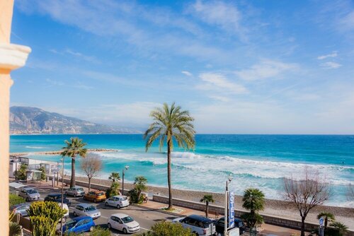 Внешний вид отеля Reine D'Azur Hotel в Рокбрюн-Кап-Мартене, фото 1