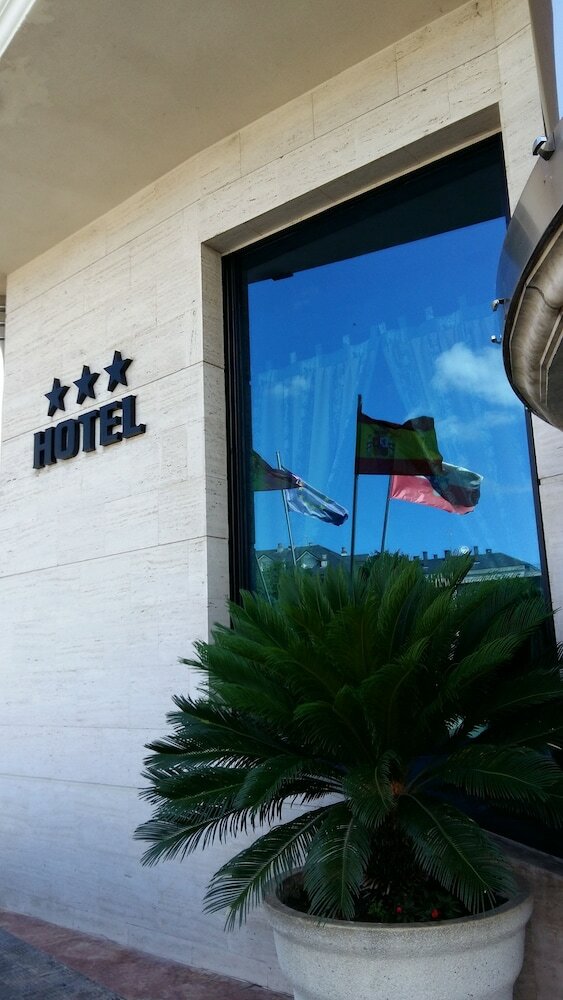 Фото Hotel Nueva Plaza