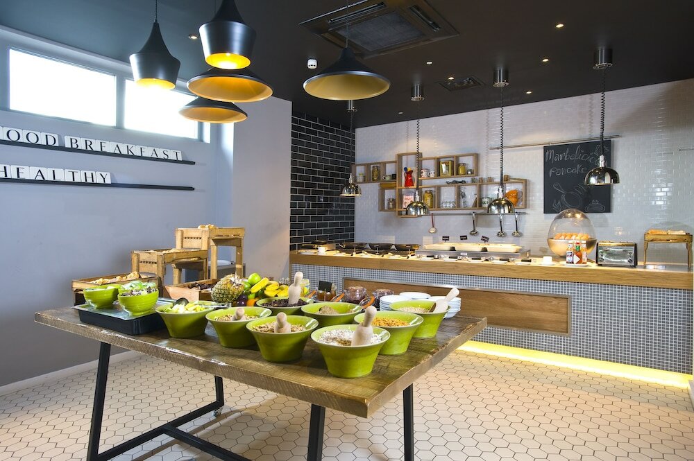 Фото Holiday Inn London - West, an Ihg Hotel