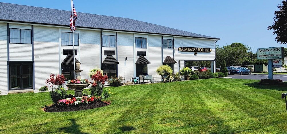 Фото Ambassador Inn & Suites