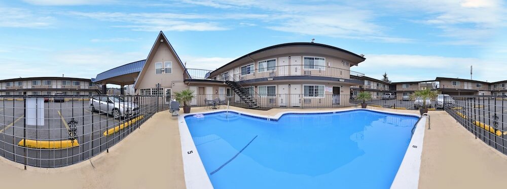 Фото University Inn & Suites