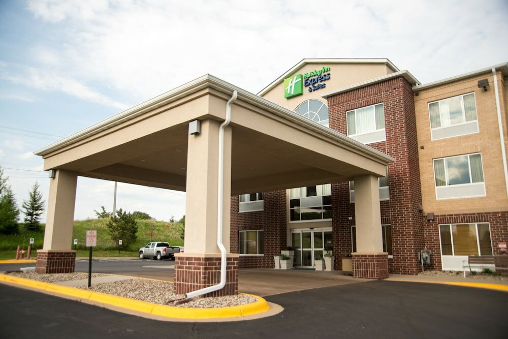 Фото Holiday Inn Express Hotel & Suites Chanhassen, an Ihg Hotel