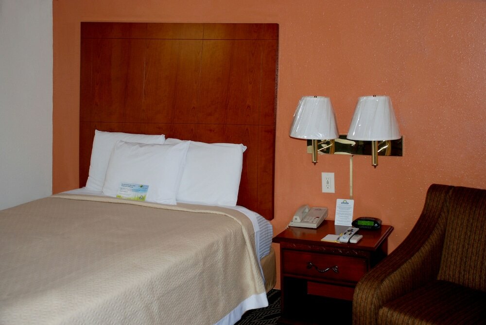 Фото Days Inn by Wyndham Dyersburg