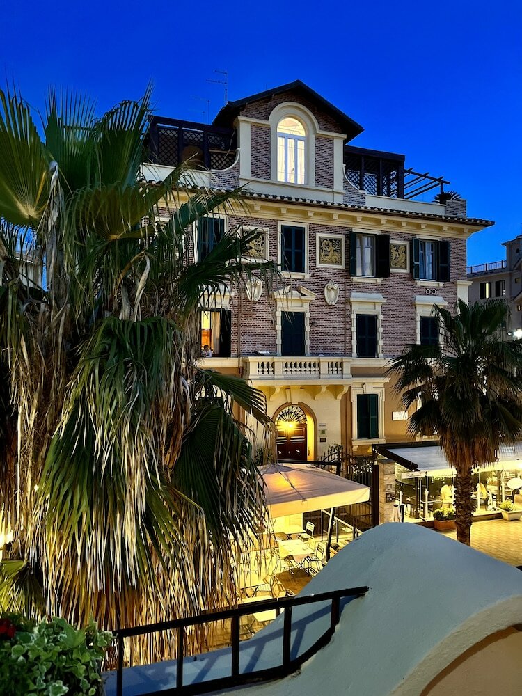 Фото отеля 1