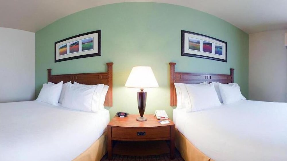 Фото Baymont Inn & Suites by Wyndham Sturgis