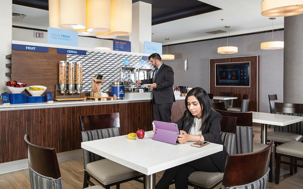 Фото Holiday Inn Express Edmonton D