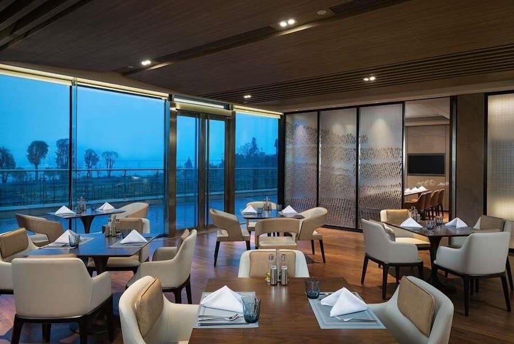 Фото Howard Johnson Yacht Club Hotel