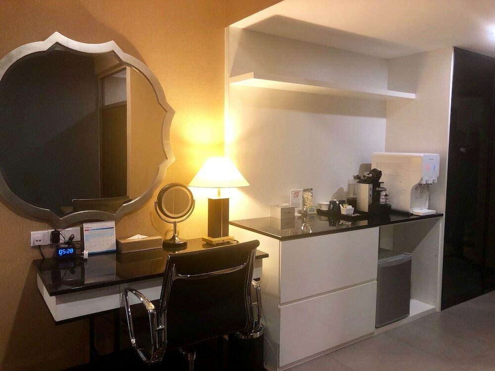 Фото Bedrock Hotel