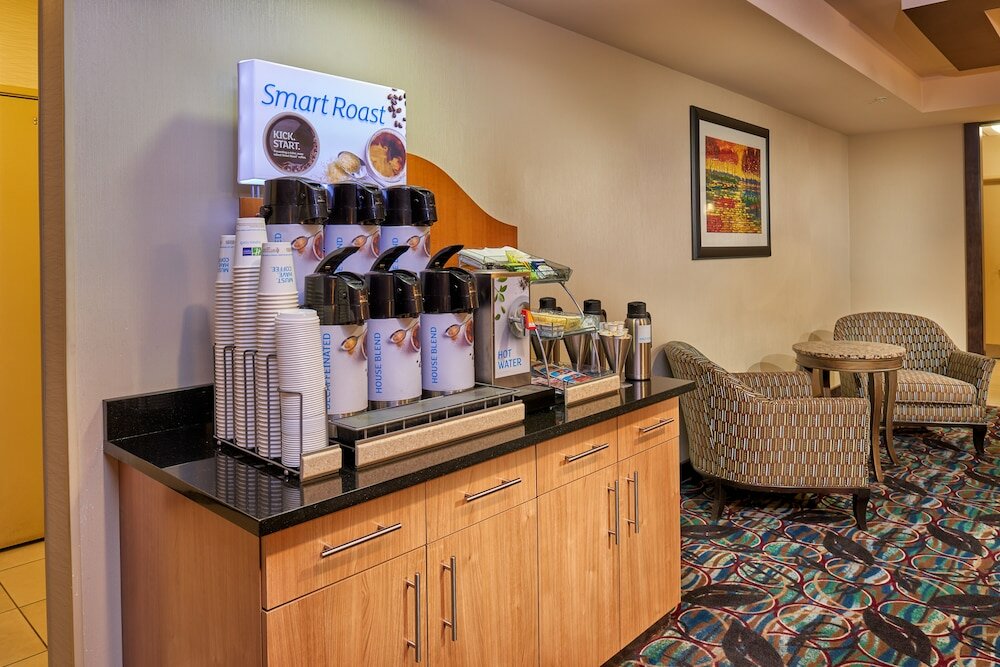 Фото Holiday Inn Express & Suites El Paso Airport Area, an Ihg Hotel