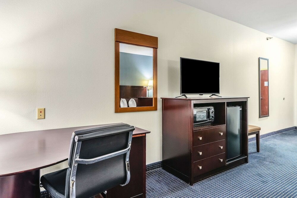 Фото Econo Lodge Inn & Suites Pritchard Road North Little Rock