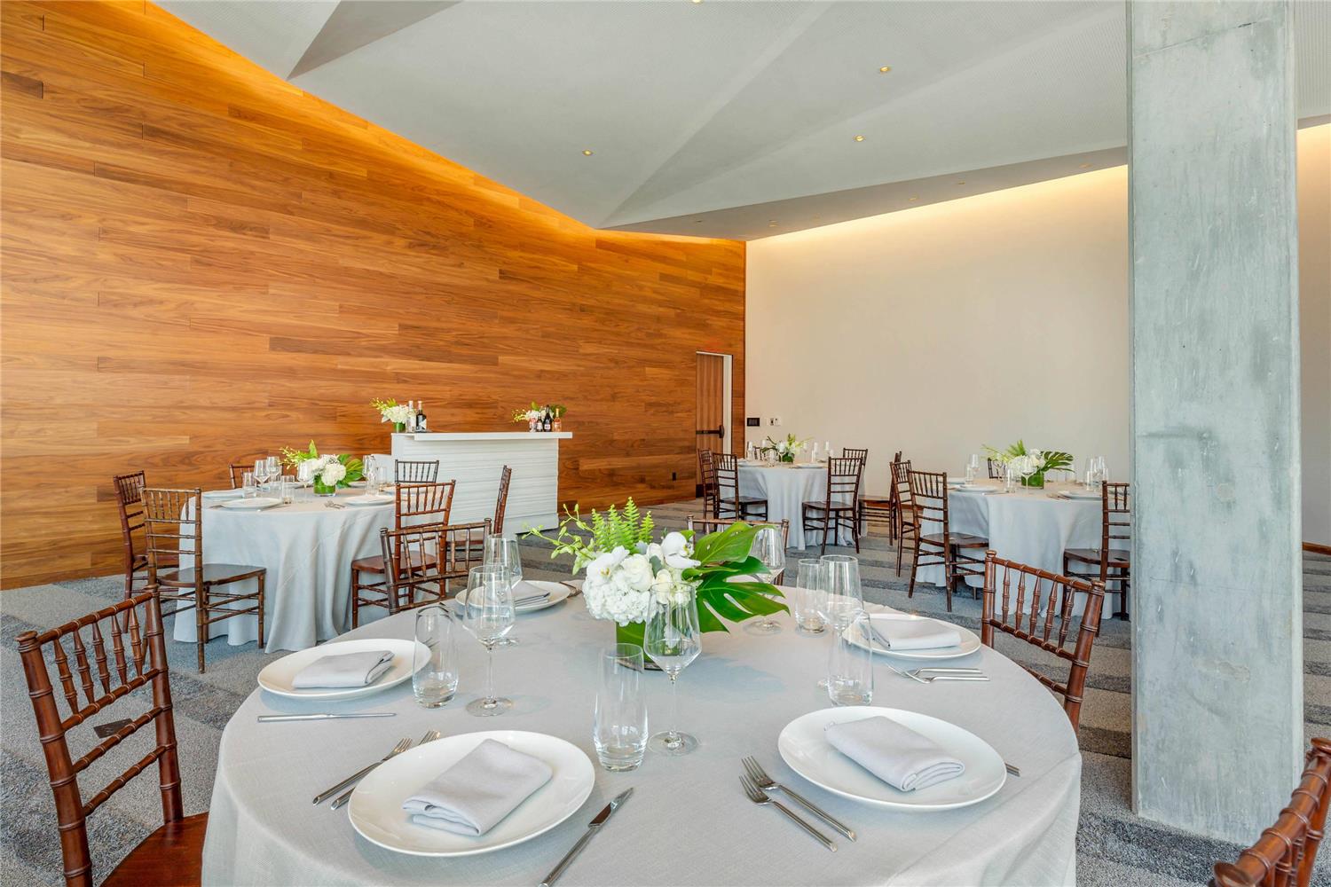 Фото Cambria Hotel Boston, Downtown - South Boston