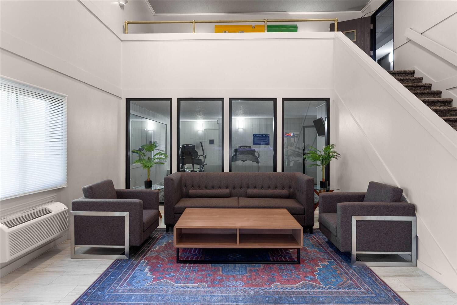 Фото Super 8 by Wyndham Oshkosh Airport