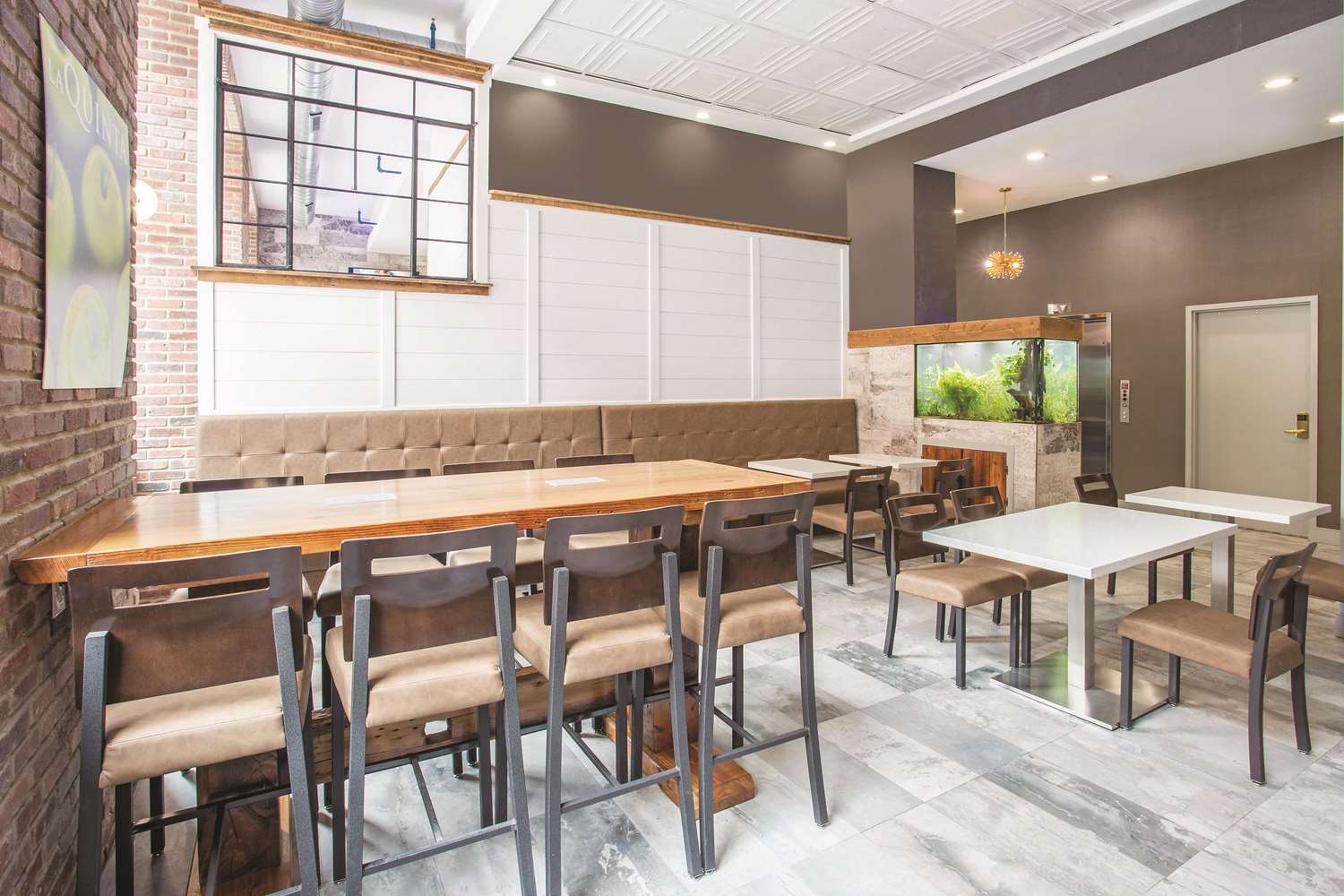 Фото La Quinta Inn & Suites by Wyndham Baltimore Downtown