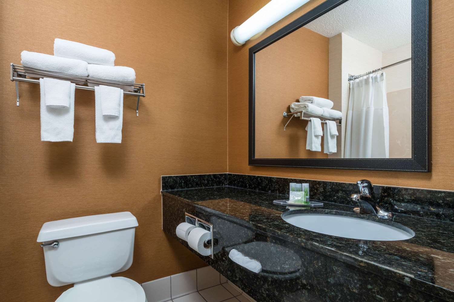 Фото AmericInn by Wyndham Duluth