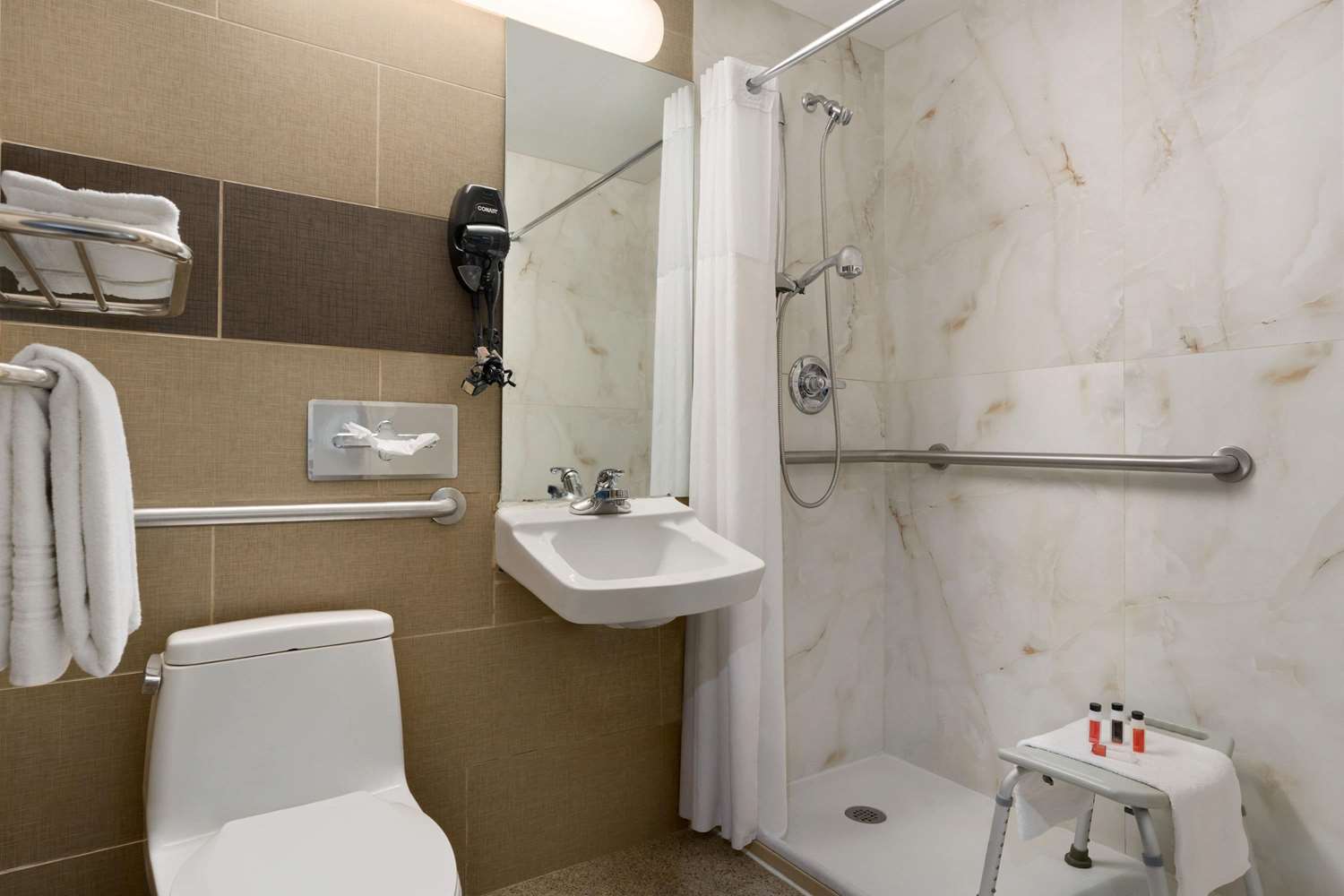 Фото Days Inn by Wyndham Brooklyn