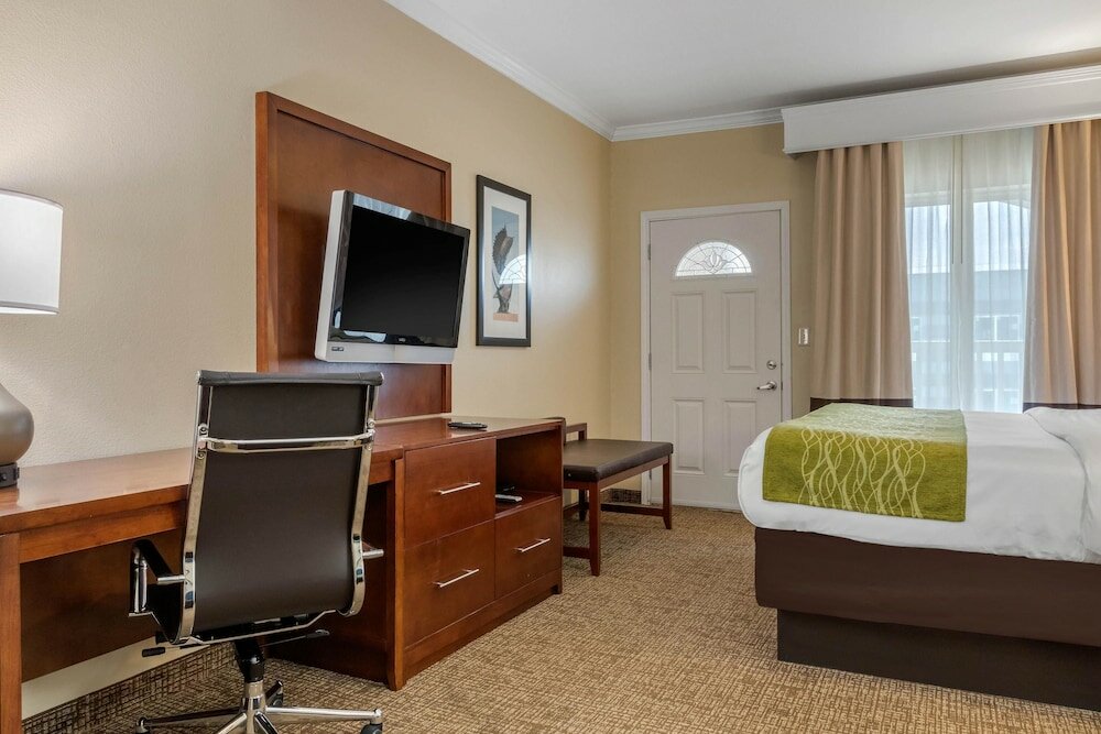 Фото Comfort Suites Central