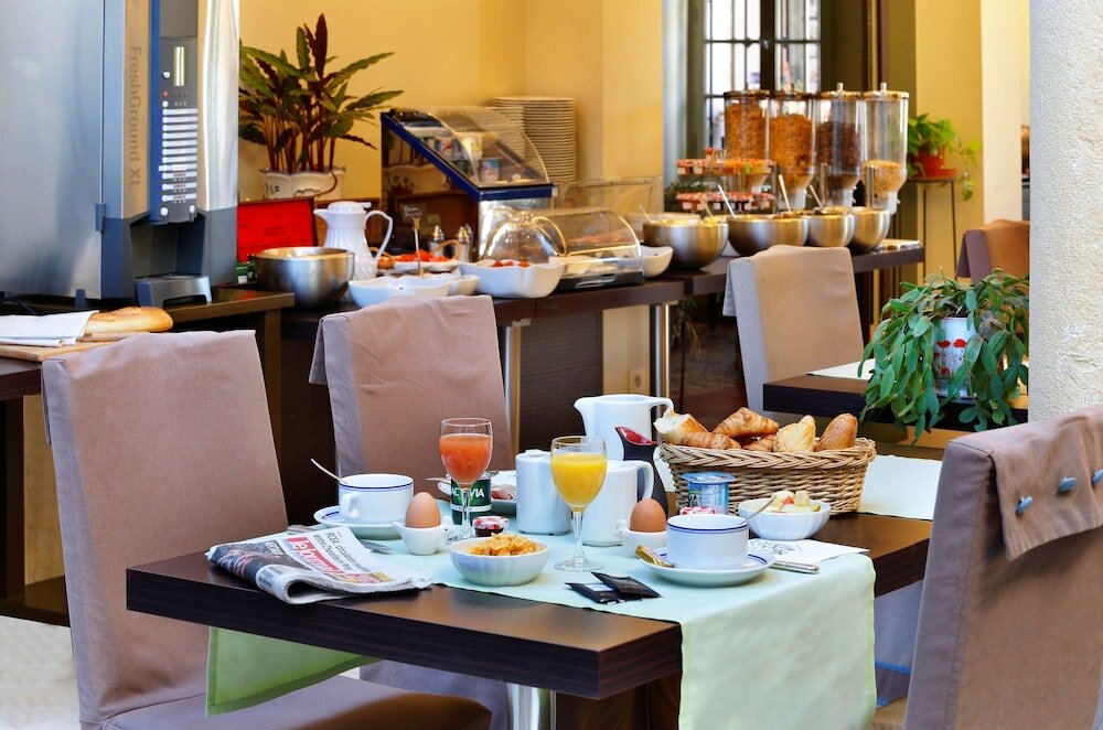 Фото The Originals Boutique, Hostellerie des Trois Pigeons