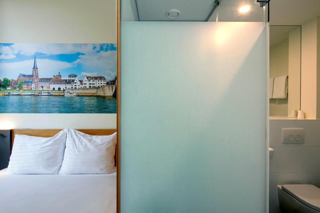 Фото EasyHotel Maastricht City Centre