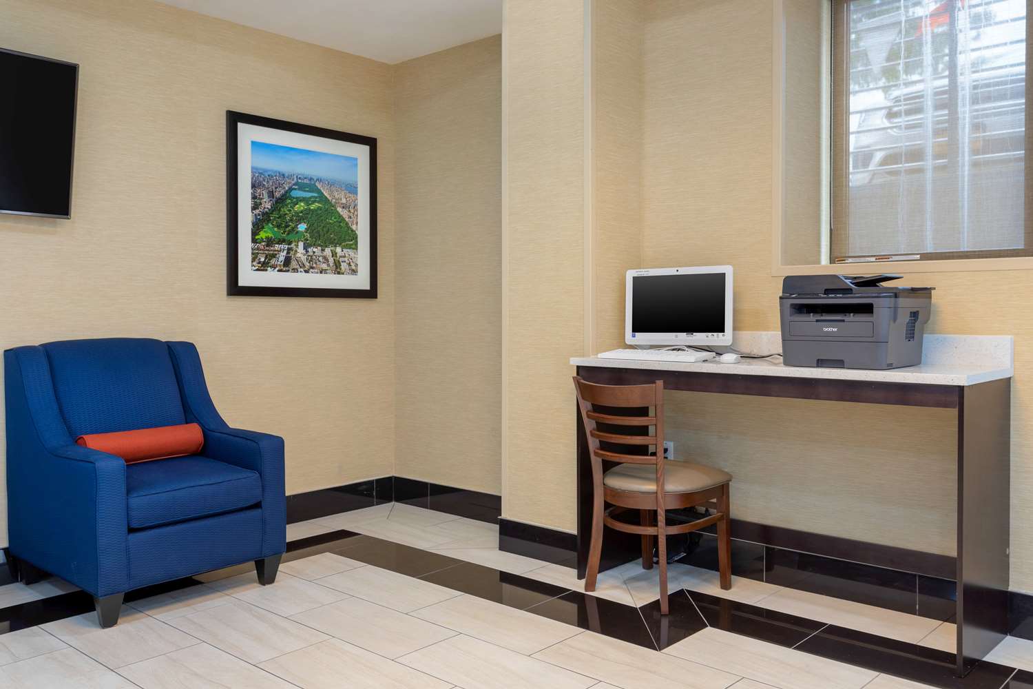 Фото Comfort Inn & Suites near Jfk Air Train