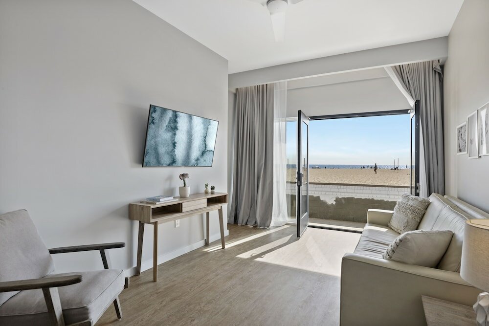 Фото Sea Sprite Oceanfront Hotel