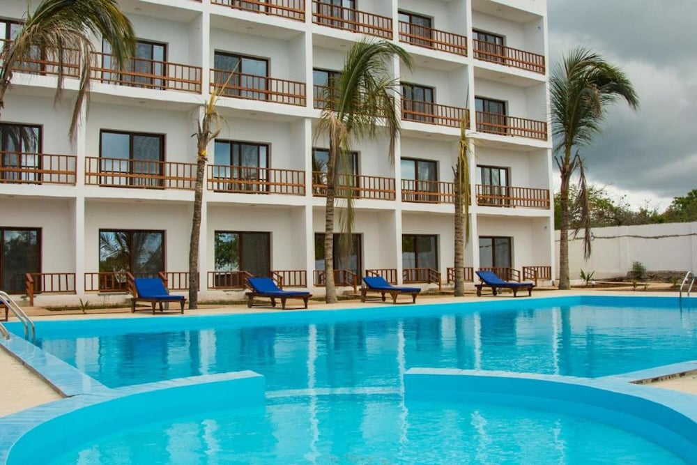 Фото Malika Nungwi Hotel