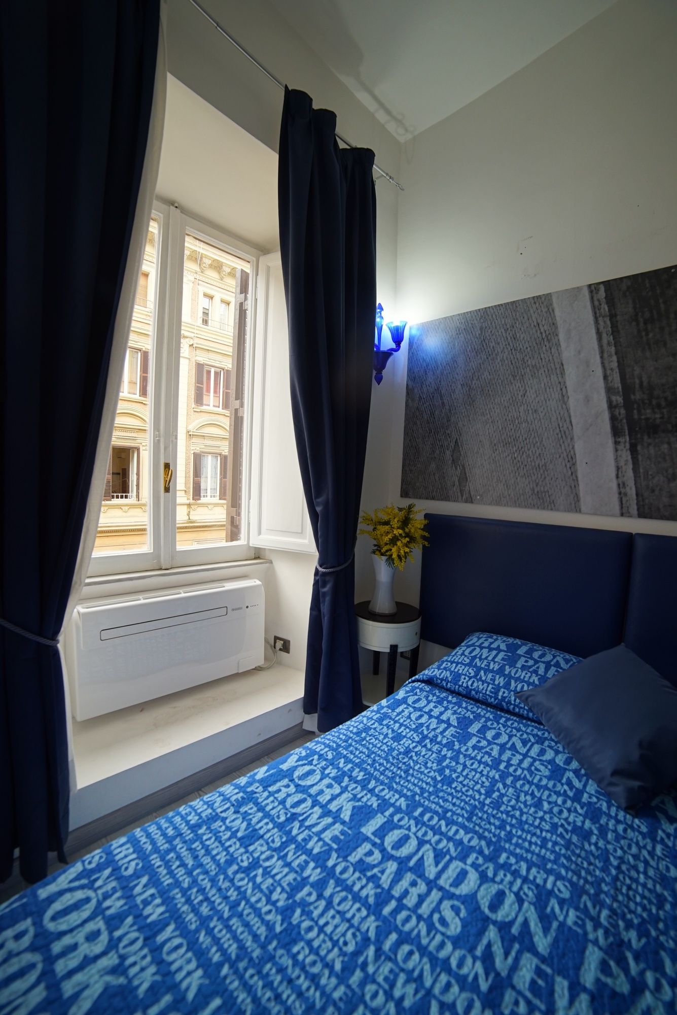 Фото White Vatican