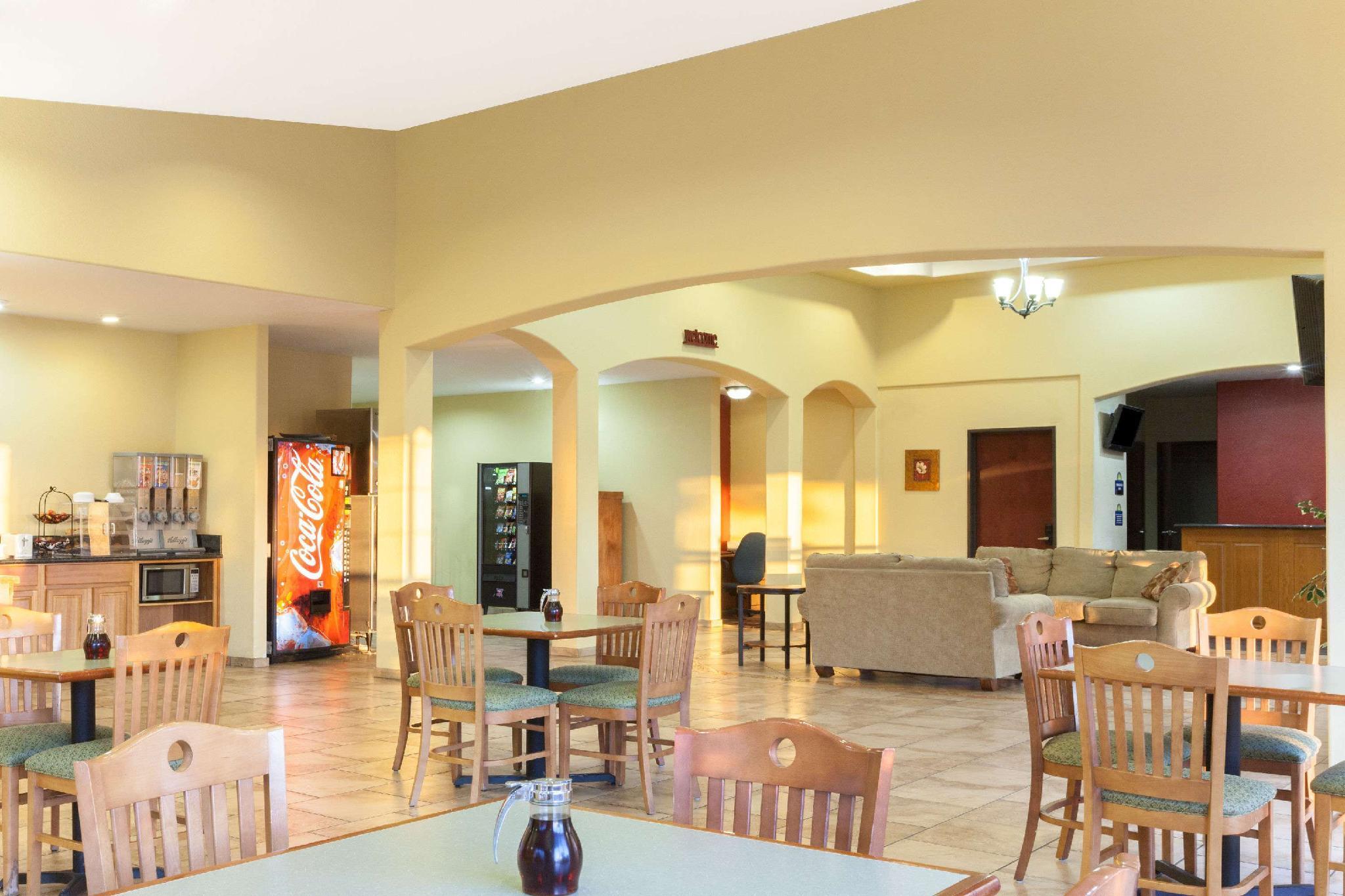 Фото Days Inn by Wyndham San Antonio at Palo Alto