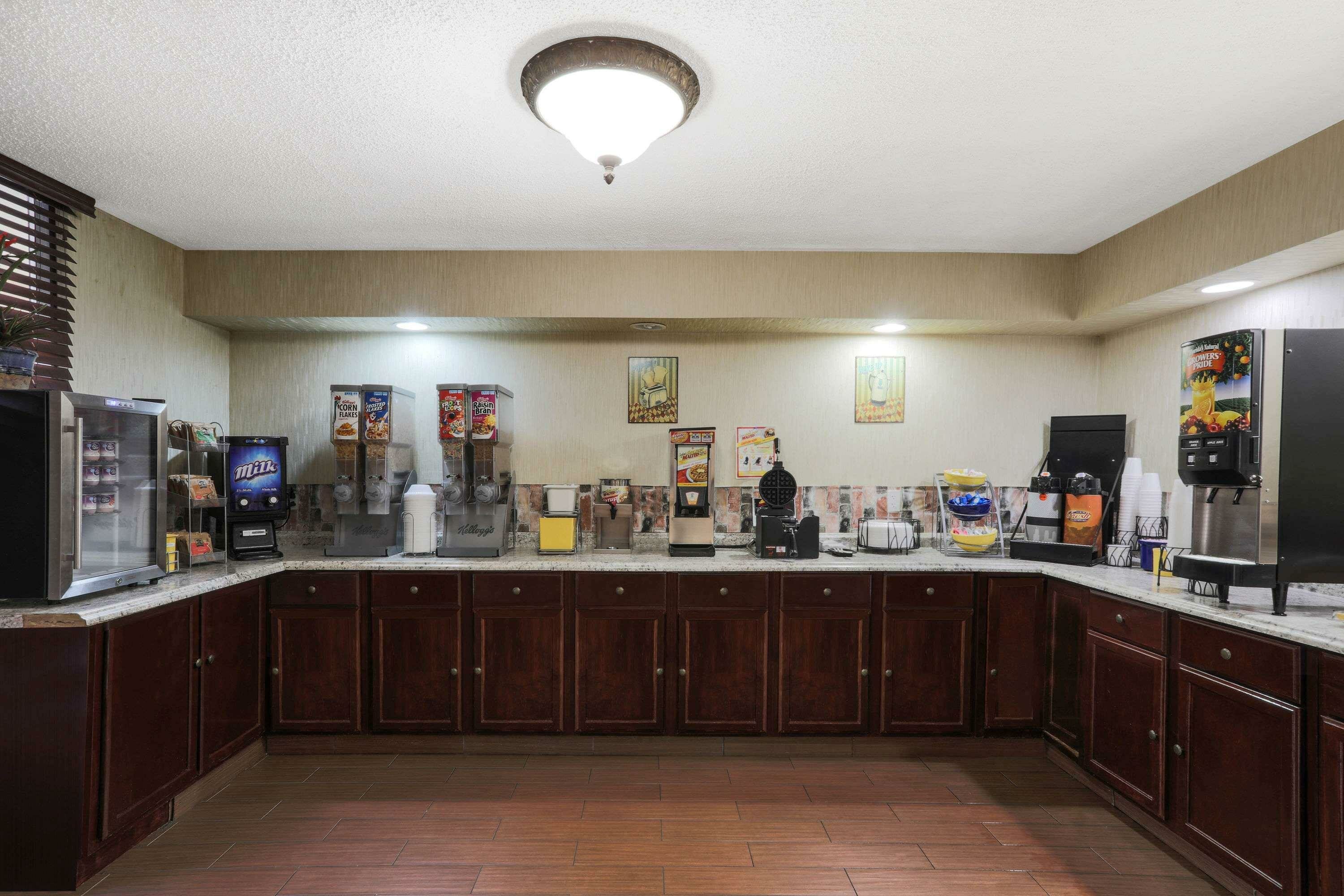 Фото Days Inn by Wyndham Newark Wilmington