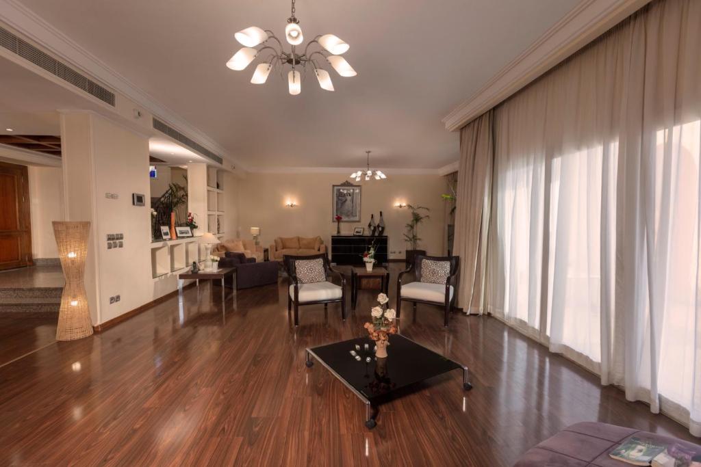 Фото Royal Savoy Hotel & Villas