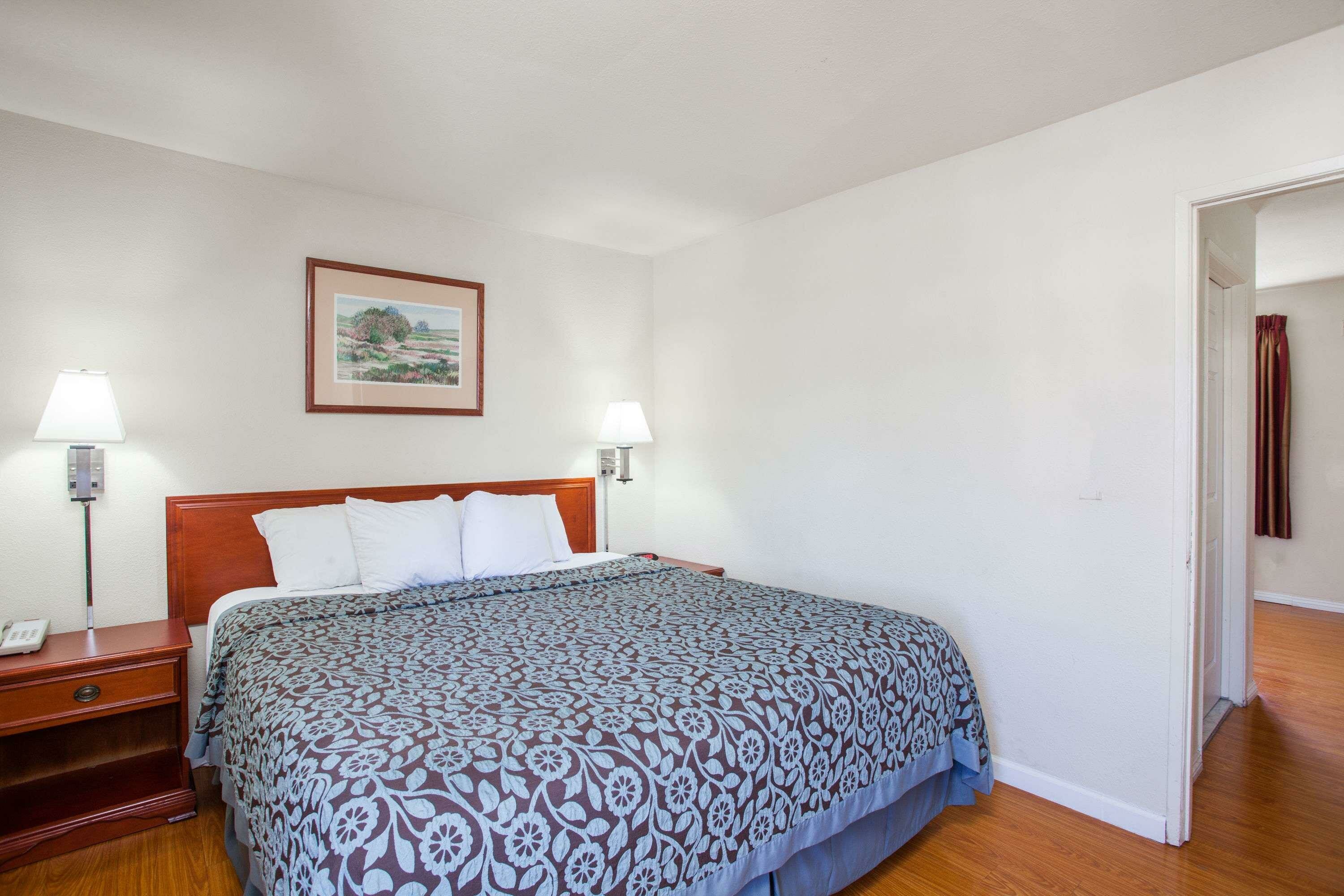 Фото Days Inn by Wyndham Orange Anaheim