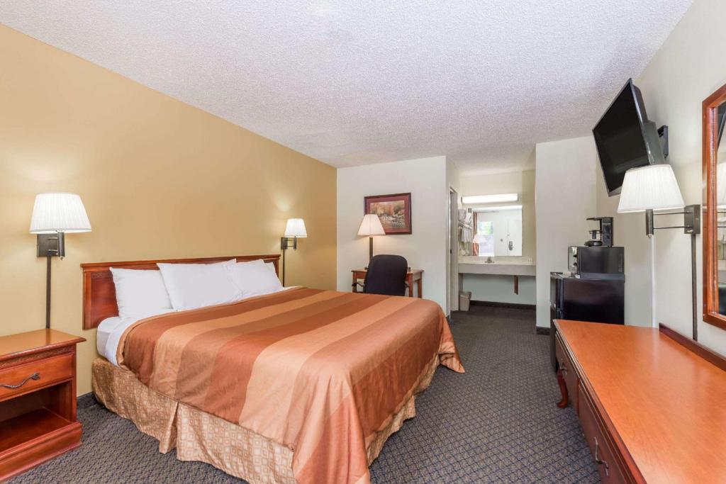 Фото Days Inn by Wyndham Fort Payne