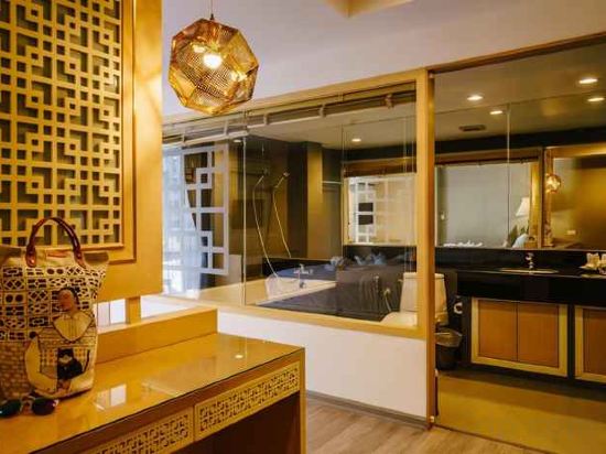 Фото Moon Dragon Hotel