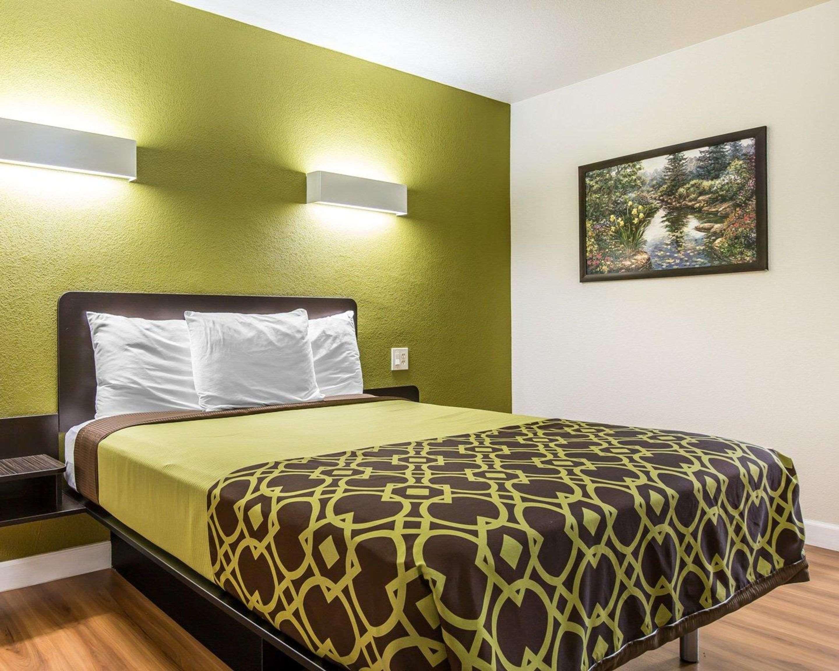 Фото Rodeway Inn Downtown Hanford