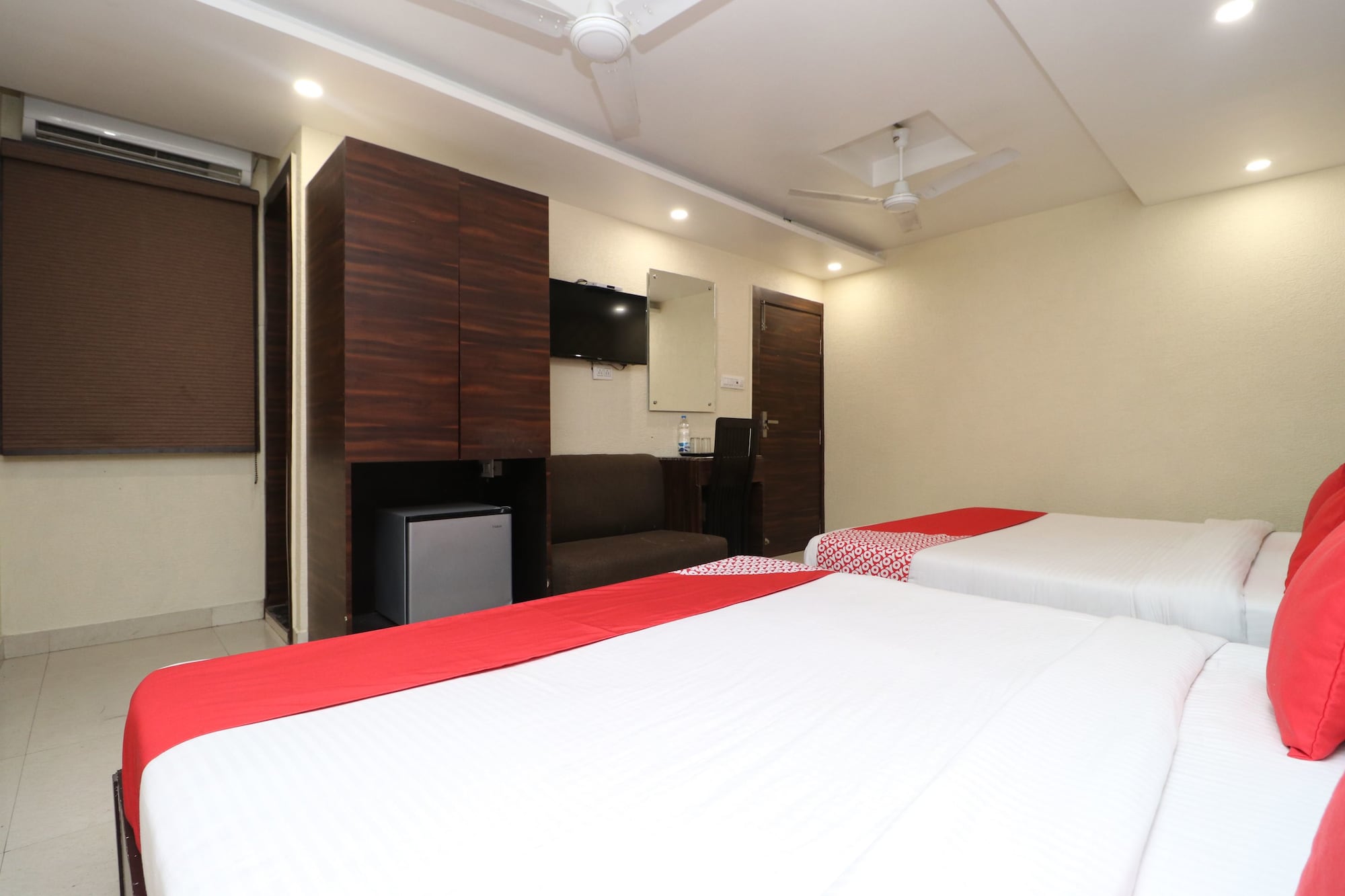 Фото Azaad Lifestyle Hotel by Oyo Rooms