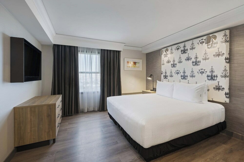 Фото Sandman Signature Toronto Airport Hotel