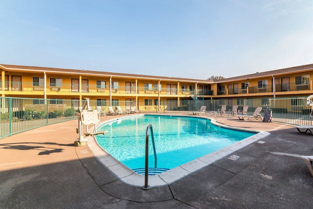 Фото Quality Inn & Suites near Downtown Bakersfield