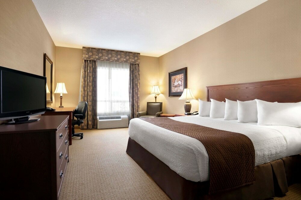 Фото Days Inn & Suites by Wyndham Strathmore
