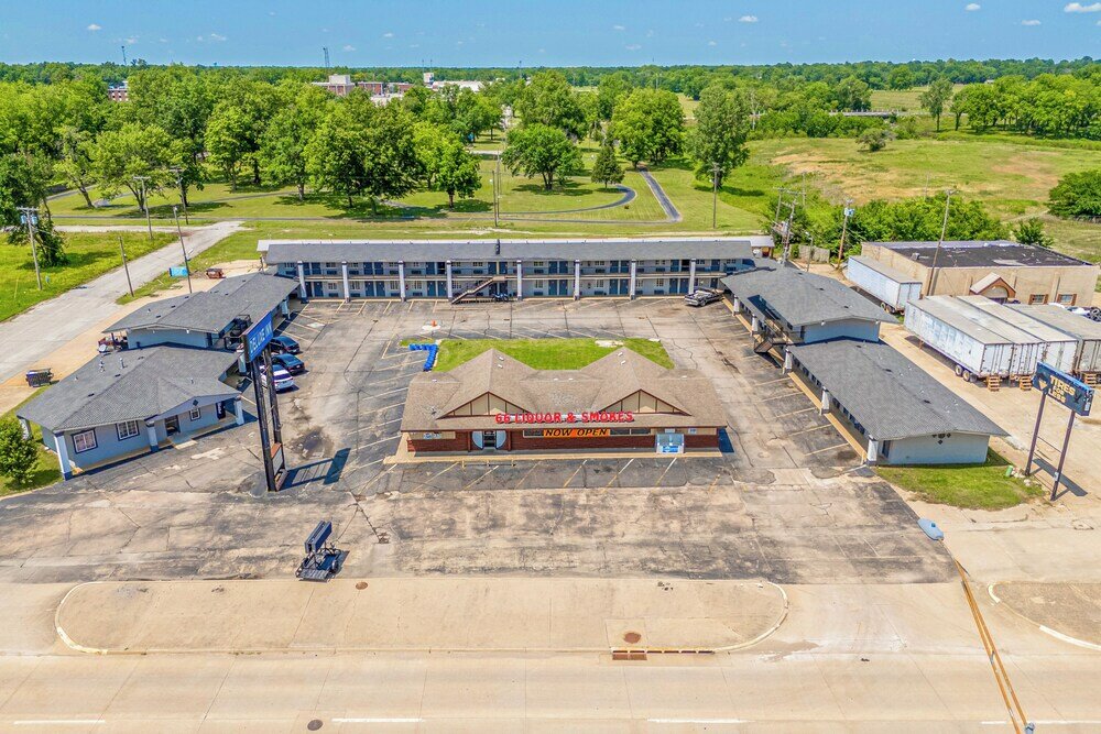 Фото Deluxe Inn & Suites By OYO Miami OK