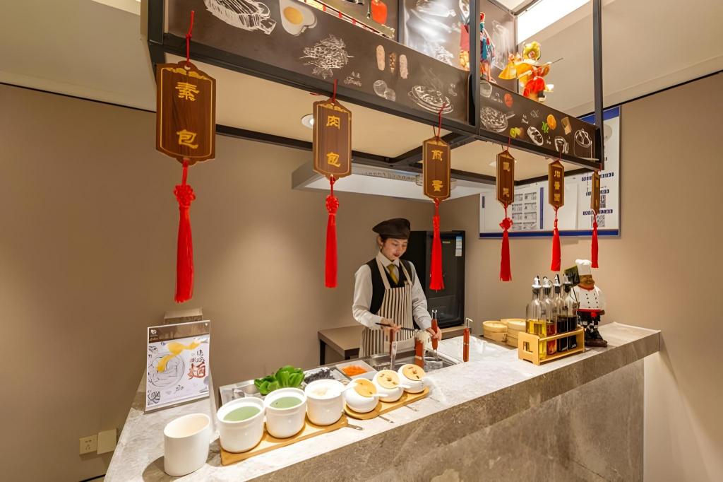 Фото Homeinn Plus Hotel (Beijing Guomao Heshenghui)