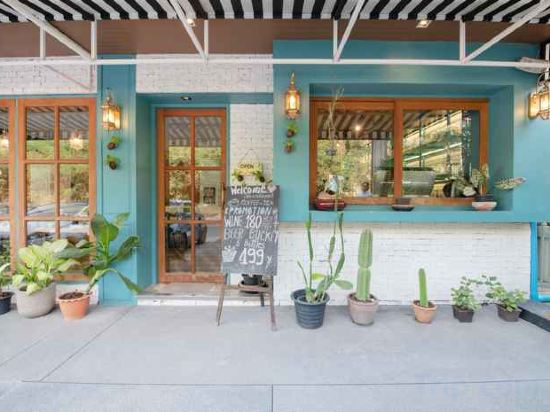 Фото Blooming Hill Boutique Suites