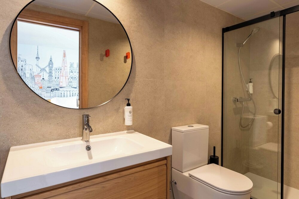 Фото EasyHotel Madrid Alcala