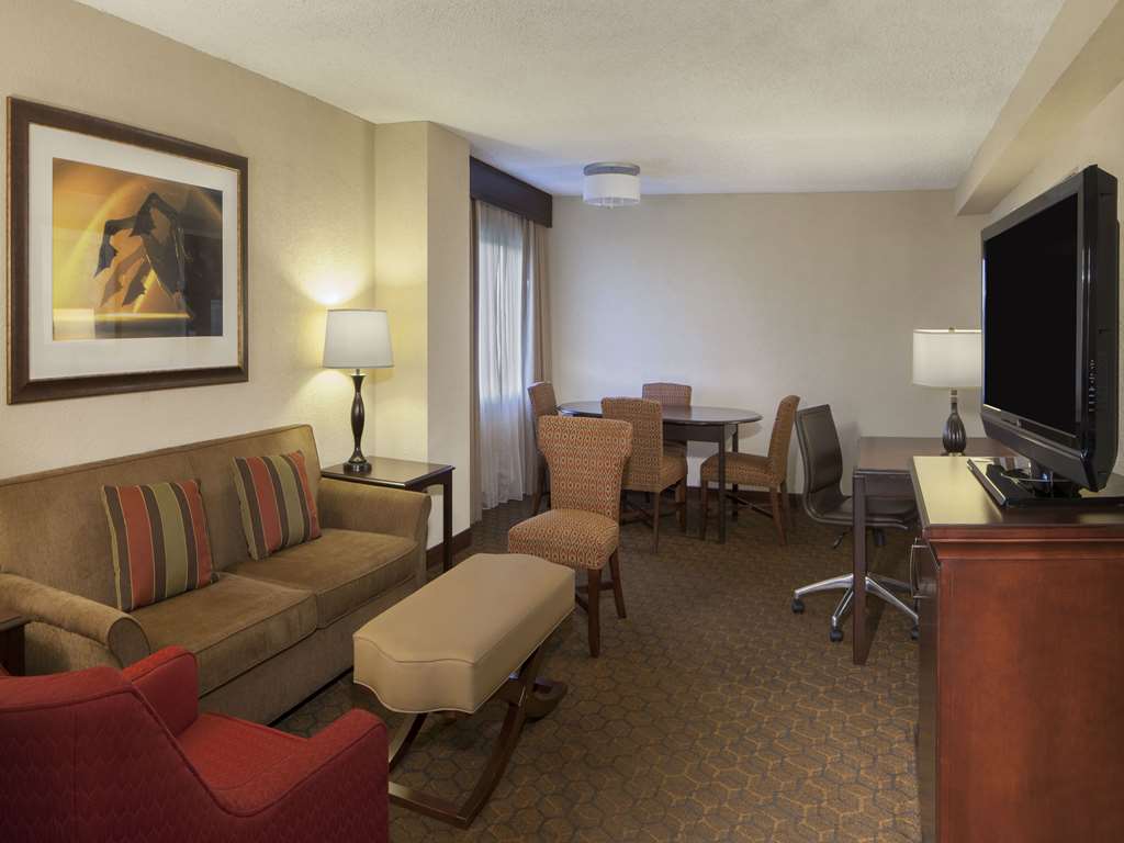 Фото Embassy Suites by Hilton Austin Arboretum