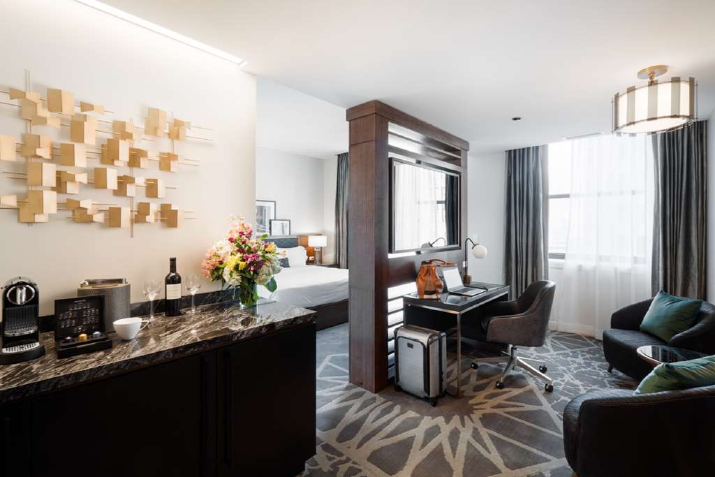 Фото LondonHouse Chicago, Curio Collection by Hilton