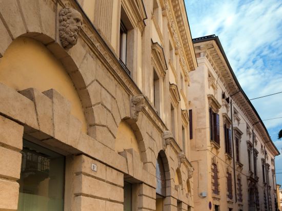 Фото Oriana Suites Verona