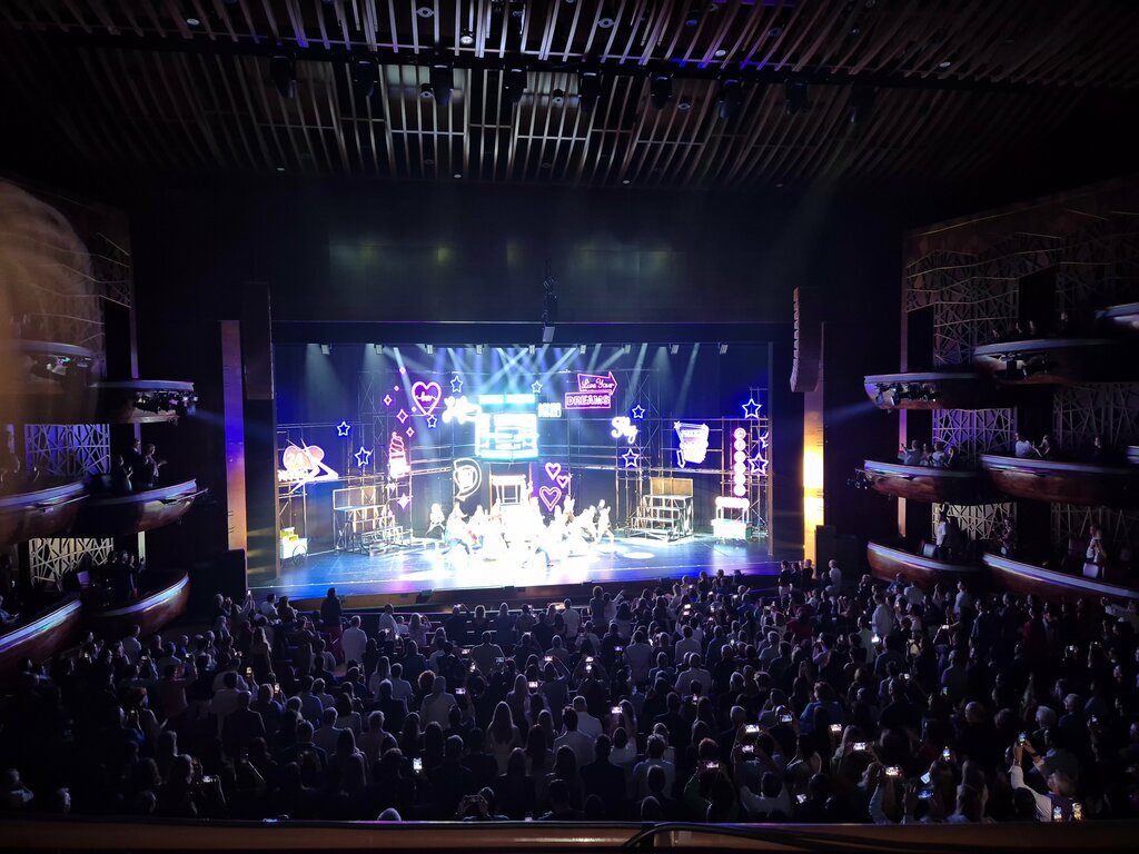 Genre sculpture Dubai Opera, Dubai, photo